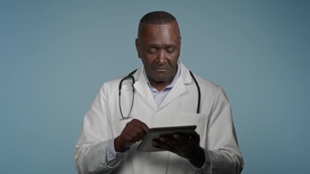 Hombre Afroamericano Médico Profesional Médico Especialista Terapeuta Estudio Fondo Azul — Vídeos de Stock