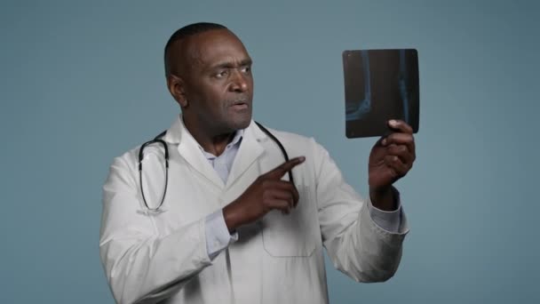 Dalgın Gülümseyen Afrikalı Amerikalı Erkek Radyoloji Uzmanı Doktor Travmatolog Stüdyonun — Stok video