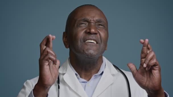 Close Afroameričan Muž Ateliéru Modré Pozadí Nadějný Lékař Lékař Kříž — Stock video