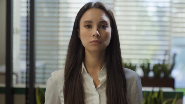Vrouw Bedrijf Portret Kantoor Werknemer Student Meisje Kijken Naar Beneden — Stockvideo