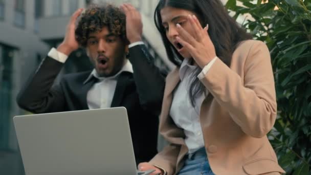 印度商人和阿拉伯女商人的商业伙伴同事们在市中心的同事们希望用手指打赌说 笔记本电脑会在震惊中失败 因为电脑出错而心烦意乱 — 图库视频影像