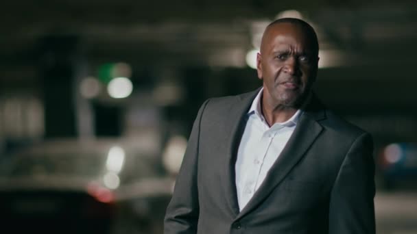 Poważny Afroamerykanin Człowiek Biznesmen Przedsiębiorca Klient Stoi Ciemnym Podziemnym Parkingu — Wideo stockowe