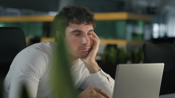 Omul Afaceri Obosit Caucazian Lucrează Plictisitor Laptopul Birou Epuizat Leneș — Videoclip de stoc
