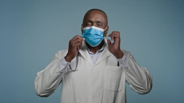 Retrato Hombre Afroamericano Médico Cirujano Terapeuta Masculino Especialista Médico Profesional — Vídeos de Stock