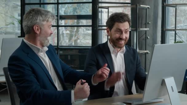 Zwei Überraschte Glückliche Kaukasische Geschäftsleute Männer Geschäftspartner Mitarbeiter Kollegen Suchen — Stockvideo
