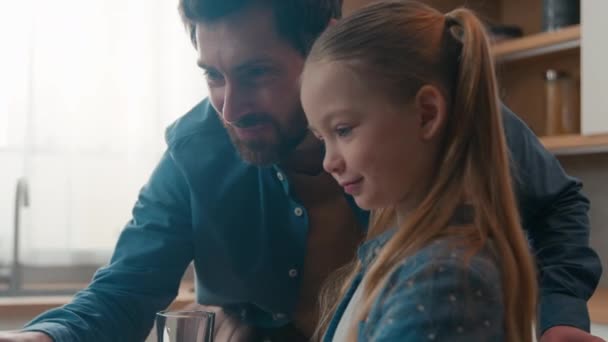 Kaukasische Vader Helpen Online Taak Internet Huiswerk Kleine Meisje Leerling — Stockvideo
