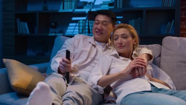 Multiraciaal Paar Kijken Film Avonds Divers Getrouwd Aziatische Man Blanke — Stockvideo