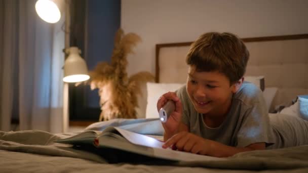 Surprised Amazed Smiling Funny Caucasian Child Kid Boy Schoolboy Reading — Vídeos de Stock