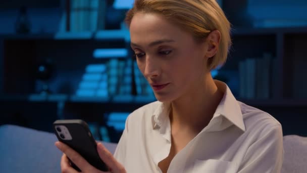 Gadget Internet Sosyal Medya Müptelası Kafkasyalı Bir Kadın Gece Ofisinden — Stok video