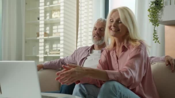 Feliz Satisfecho Caucásico Casado Pareja Abuelo Abuela Hombre Mujer Hablando — Vídeo de stock