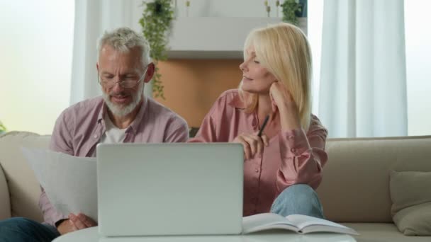 Satisfied Family Couple Caucasian Man Woman Grandparents Customers Talking Checking — Stock Video