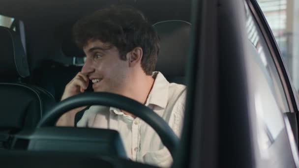 コーカサス 幸せな成功 話す携帯電話の通話男 自動車のドライバーのビジネスマン バイヤー クライアント 自動車のトーク スマートフォン勝利は成功を聞くよいビジネスニュースを達成します — ストック動画