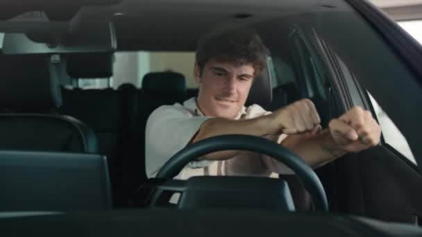 Glücklich Kaukasischen Männlichen Kerl Käufer Client Fahrer Sitzen Auto Musik — Stockvideo