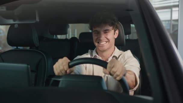 Feliz Hombre Caucásico Conducir Nuevo Coche Crossover Eléctrico Lujo Concesionaria — Vídeo de stock