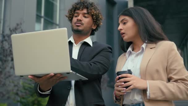インドのビジネスマン トレーダー マネージャー エージェント コンサルティング アラビアのビジネスウーマン 女性のクライアントは 不満のビジネス パートナーの同僚は 都市のラップトップ — ストック動画