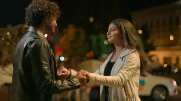 Arabisch Etnisch Paar Liefde Dating Vasthouden Handen Aanraken Voorhoofd Knuffelen — Stockvideo