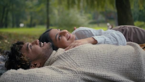 Kencan Romantis Taman Musim Gugur Pasangan Arab India Dalam Cinta — Stok Video