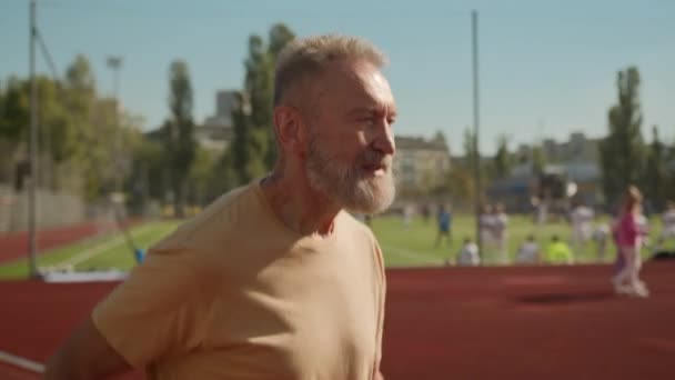 Viejo Atleta Europeo Deportista Corriendo Estadio Ciudad Fuera Corredor Entrenamiento — Vídeos de Stock