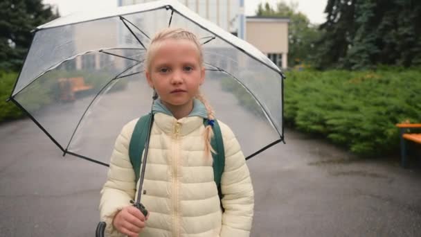 Malá Evropská Dívka Školačka Stojící Ulice Město Mimo Deštník Deštivé — Stock video