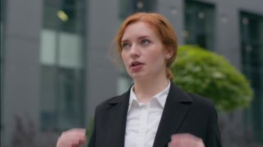 Stresli, çok çalışan, yorgun, Kafkasyalı, sinirli, iş kadını, kadın, zarif takım elbiseli, açık şehir sokaklarında başı tutan elleri kapatın. İş kötü haber işi, stres sağlık sorunları