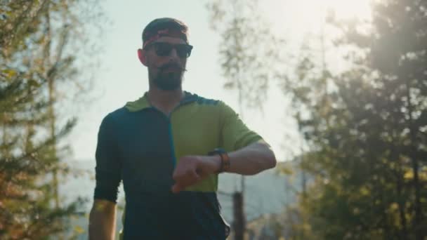 Zuversichtlich Glücklich Erwachsene Kaukasische Männliche Mann Kerl Läufer Suchen Digitale — Stockvideo