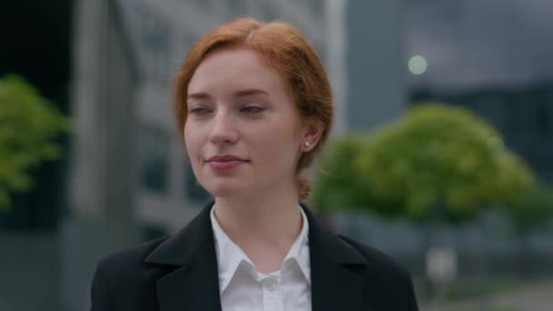 Portré Boldog Fiatal Vörös Hajú Gyömbér Kaukázusi Üzletasszony Lassan Elfordul — Stock videók