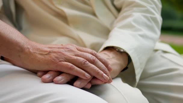 Zbliżenie Nierozpoznawalne Pomarszczona Ręka Starsi Seniorzy Mężczyzna Kobieta Małżeństwo Para — Wideo stockowe