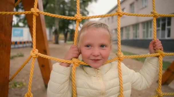 Маленька Мила Європейська Дівчинка Грає Ігровому Майданчику Показує Язик Усміхненої — стокове відео