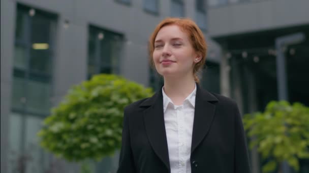 Lindo Feliz Elegante Sonriente Caucásico Estudiante Jengibre Mujer Negocios Chica — Vídeos de Stock