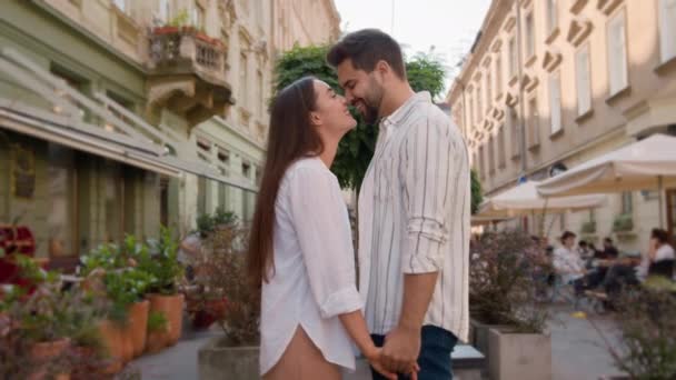 Mutlu Avrupalı Beyaz Çift Şehir Sokaklarında Ele Tutuşuyorlar Erkek Aşıklar — Stok video
