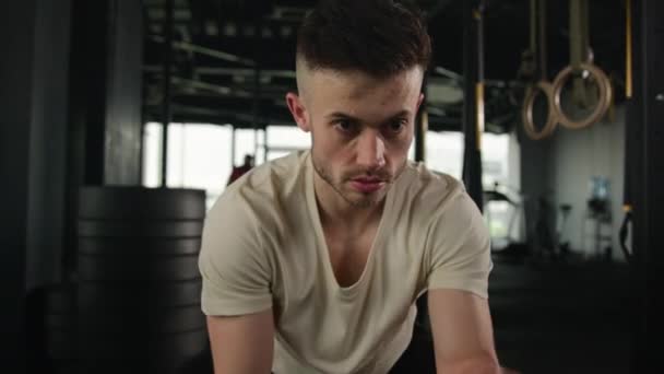 Silný Kavkazský Sportovec Cvičit Fitness Muž Cvičení Bojovým Lanem Tmavé — Stock video