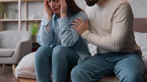 Paar Streit Schlafzimmer Traurig Beleidigt Frau Verletzt Weinende Beziehung Trennung — Stockvideo