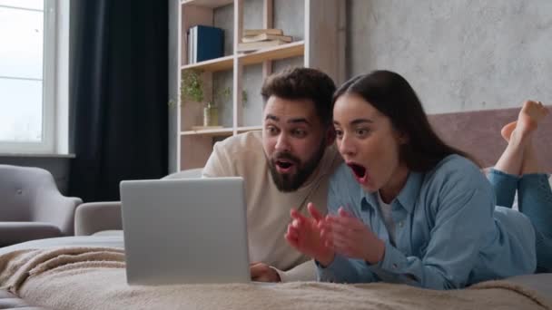 Caucasian Boyfriend Girlfriend Happy Shocked Couple Lying Bed Relaxing Laptop — Stock Video