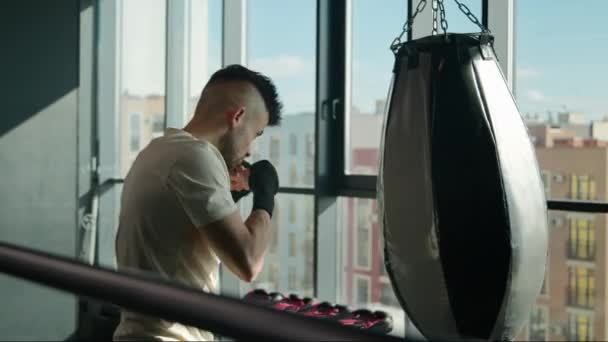 Unavený Sportovec Trénink Box Boxovací Pytel Moderní Fitness Tělocvičně Otírání — Stock video