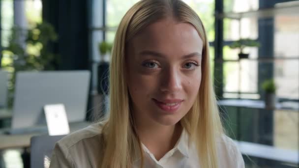 Porträt Lächelnd Kaukasischen Mädchen Geschäftsfrau Glücklich Student Arbeitgeber Büroangestellte Charmante — Stockvideo