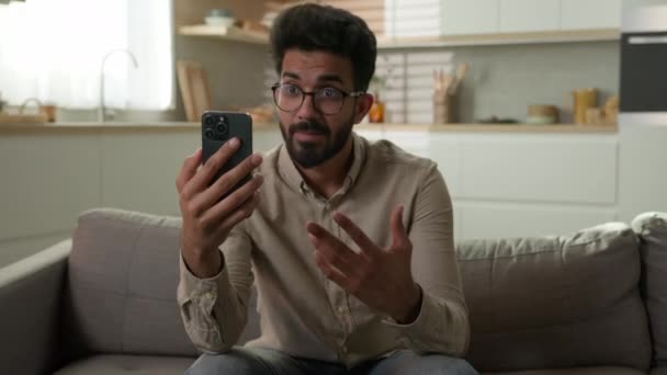 아라비아 블로거 사업가 프리랜서 부엌에서 아늑한 소파에 아파트에서 전화와 온라인으로 — 비디오