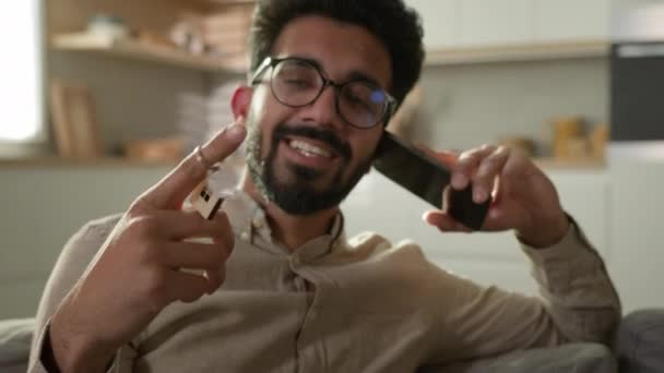 Neşeli Arap Hintli Erkek Emlakçı Başarılı Adamı Telefonda Konuşuyor Mutfakta — Stok video