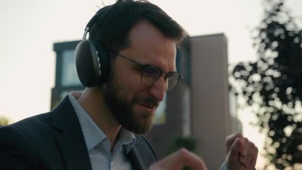 Ευτυχισμένος Ενήλικας Καυκάσιος Άντρας Χαρούμενος Χαρούμενος Επιχειρηματίας Ακουστικά Που Χορεύει — Αρχείο Βίντεο