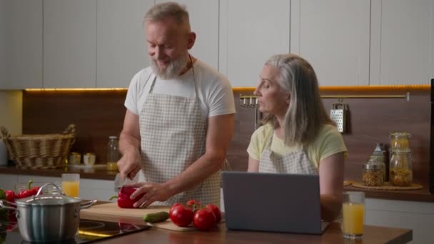 Beyaz Olgun Bir Aile Mutfağında Orta Yaşlı Bir Kadın Internetten — Stok video