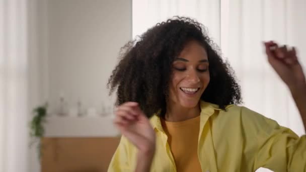 Glad Afroamerikansk Ung Flicka Lockigt Hår Kvinna Etnisk Kvinnlig Dansare — Stockvideo
