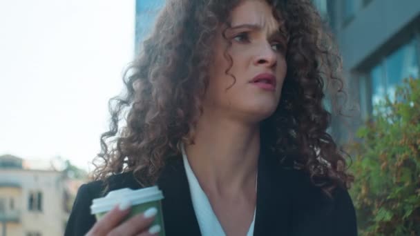 Kaukázusi Üzletasszony Iszik Kávé Használata Okostelefon Szabadban Női Munkáltató Dolgozó — Stock videók