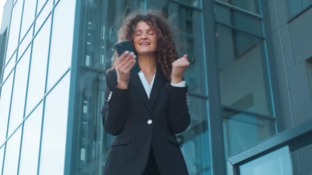Bajo Ángulo Feliz Emocionado Mujer Negocios Caucásica Celebrar Victoria Cerca — Vídeos de Stock
