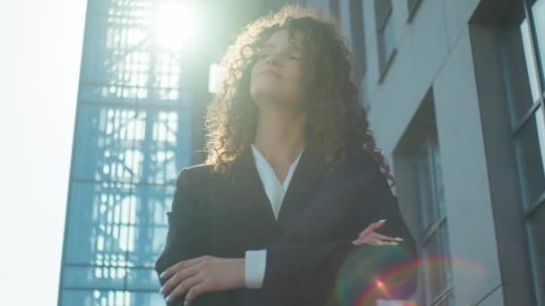 Sorrindo Mulher Negócios Livre Sol Posando Cruzado Mãos Confiante Caucasiano — Vídeo de Stock