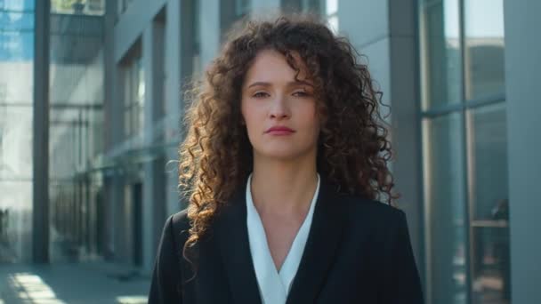 Ernsthafte Kaukasische Geschäftsfrau Geschäftsfrau Mädchen Blick Die Kamera Zeigt Stop — Stockvideo