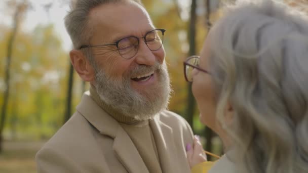 愛情深いコーカサス幸せな男性女性を閉じる 秋の公園で結ばれる 屋外で笑う 成熟したカップルを楽しんで ケアフリー ロマンチックなデート 妻を見て 家族の結婚の幸せ 古い年齢で — ストック動画