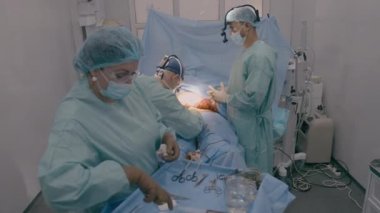 Cerrahi ekip doktoru cerrahlar cerrahi ameliyat yaptılar mide laparoskopisi tıbbi malzeme hemşire asistanı steril aletler verdi hasta sağlığı tedavisi için ameliyathanede