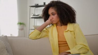 Üzgün, genç, Afro-Amerikan etnik kadın. Sorunları görmezden geliyor. Depresyonda, üzgün, endişeli bir kadın.