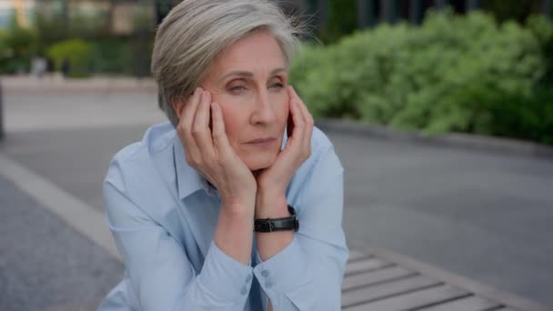 Zdenerwowany Rozczarowany Rozpaczliwy Twarz Zamyślony Starszy Biznes Kobieta Smutny Biały — Wideo stockowe