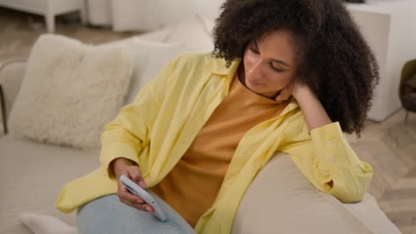 Relaxed Spokój Afroamerykanie Etniczne Dziewczyna Przewijanie Mobilny Gadżet Domu Mieszkanie — Wideo stockowe