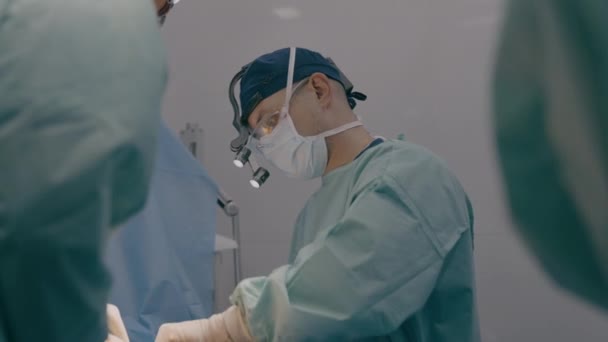 Lekarz Chirurg Asystentami Zespołu Wykonuje Operację Chirurgiczną Szycie Rany Szwy — Wideo stockowe